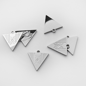 Zawieszka ze stali chirurgicznej trójkąt aztecki w kolorze srebrnym 19mm