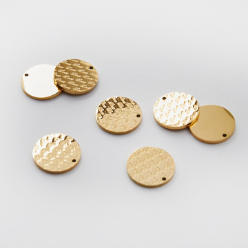 Zawieszka ze stali chirurgicznej kółko z napisem love w kolorze złotym 15mm PVD