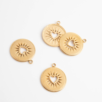 Zawieszka ze stali chirurgicznej kółko z wyciętym sercem w kolorze złotym 15mm PVD