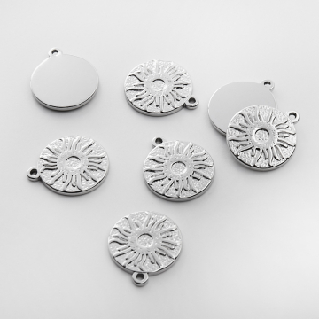 Zawieszka ze stali chirurgicznej kółko ze słońcem w kolorze srebrnym 18mm