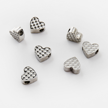 Koralik ze stali chirurgicznej serce w kratkę w kolorze srebrnym 7x8mm