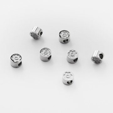 Koralik ze stali chirurgicznej okrągły z kwiatkiem w kolorze srebrnym 5mm