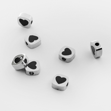 Koralik ze stali chirurgicznej emaliowany czarne serce w kolorze srebrnym 8x8mm