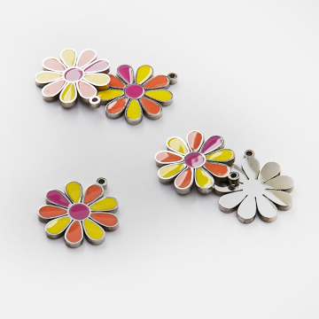 Zawieszka ze stali chirurgicznej emaliowana kwiatek żółto pomarańczowy w kolorze srebrnym 16,5mm