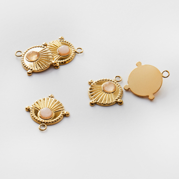 Zawieszka ze stali chirurgicznej kółko z wypustkami z różowym kryształem górskim w kolorze złotym 17,5mm PVD