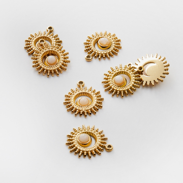 Zawieszka ze stali chirurgicznej słoneczko z kryształem górskim w kolorze złotym 20,5mm PVD