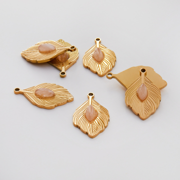 Zawieszka ze stali chirurgicznej pawie pióro z kryształem górskim w kolorze złotym 26mm PVD