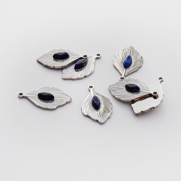 Zawieszka ze stali chirurgicznej pawie pióro z lapis lazuli w kolorze srebrnym 26mm