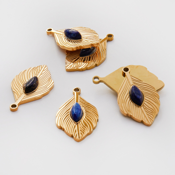 Zawieszka ze stali chirurgicznej pawie pióro z lapis lazuli w kolorze złotym 26mm PVD