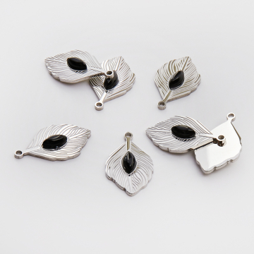 Zawieszka ze stali chirurgicznej pawie pióro z onyksem w kolorze srebrnym 26mm