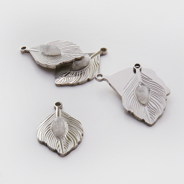 Zawieszka ze stali chirurgicznej pawie pióro z kryształem górskim w kolorze srebrnym 26mm