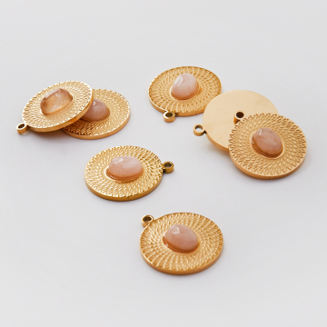 Zawieszka ze stali chirurgicznej kółko nacinane z różowym kryształem górskim w kolorze złotym 21mm PVD