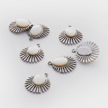 Zawieszka ze stali chirurgicznej wachlarz z masą perłową w kolorze srebrnym 15,5mm