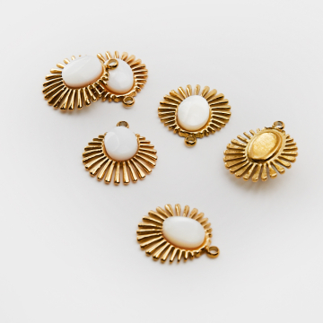 Zawieszka ze stali chirurgicznej wachlarz z masą perłową w kolorze złotym 15,5mm PVD