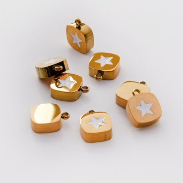 Emaliowana zawieszka ze stali chirurgicznej białą gwiazdką w kolorze złotym 11mm PVD