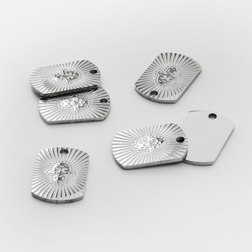 Zawieszka ze stali chirurgicznej blaszka z ręką fatimy w kolorze srebrnym 20,5mm