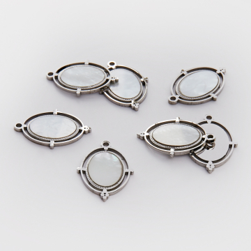 Zawieszka ze stali chirurgicznej owal z masą perłową w kolorze srebrnym 16mm