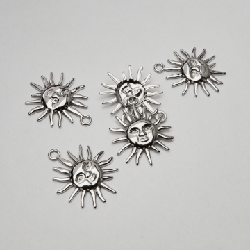 Zawieszka ze stali chirurgicznej słońce w kolorze srebrnym 25,5mm