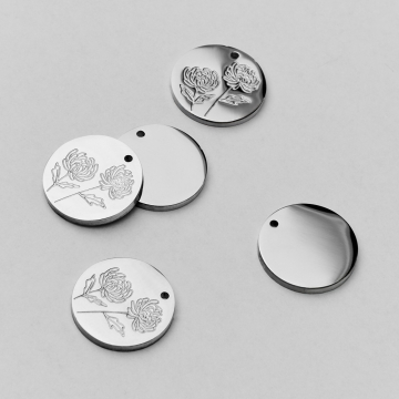 Zawieszka ze stali chirurgicznej kółko z grawerem dwóch kwiatów chryzantemy w kolorze srebrnym 13mm