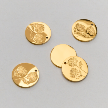 Zawieszka ze stali chirurgicznej kółko z grawerem dwóch kwiatów chryzantemy w kolorze złotym 13mm PVD