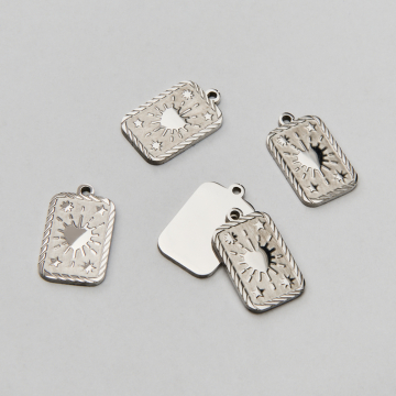 Zawieszka ze stali chirurgicznej prostokąt z sercem w kolorze srebrnym 17mm