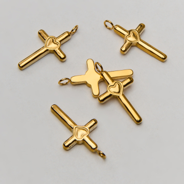 Zawieszka ze stali chirurgicznej krzyż z sercem w kolorze złotym 22mm PVD