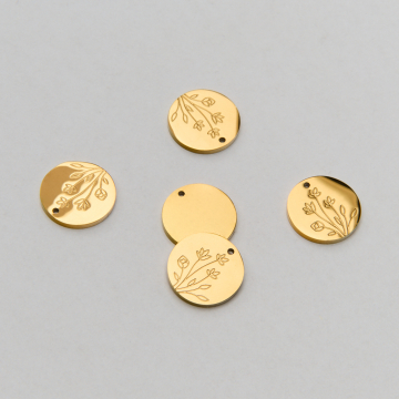 Zawieszka ze stali chirurgicznej kółko z grawerem polne kwiatki w kolorze złotym 13mm PVD