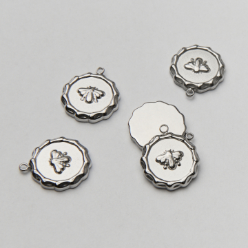 Zawieszka ze stali chirurgicznej ozdobne kółko z ćmą w kolorze srebrnym 15mm