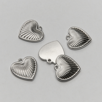 Zawieszka ze stali chirurgicznej serce w prążki w kolorze srebrnym 15mm