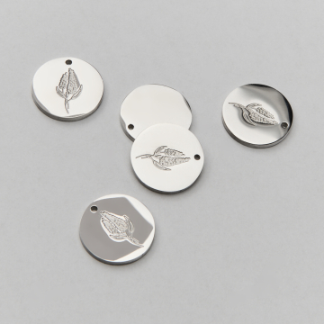 Zawieszka w kształcie koła z delikatnym grawerem kwiatów budlei Dawida w kolorze srebrnym 13mm