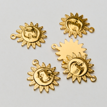 Zawieszka ze stali chirurgicznej słońce z księżycem w kolorze złotym 24mm PVD