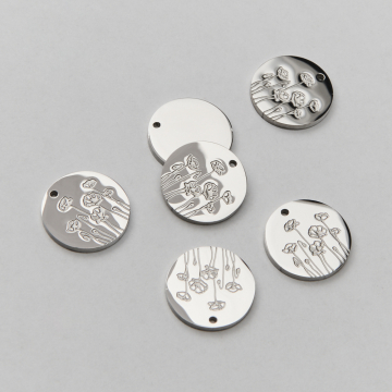 Zawieszka ze stali chirurgicznej kółko z grawerem kwiatów maków w kolorze srebrnym 13mm