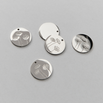 Zawieszka ze stali chirurgicznej kółko z grawerem kwiatu kosmosu w kolorze srebrnym 13mm