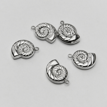 Zawieszka ze stali chirurgicznej muszla ślimaka w kolorze srebrnym 15mm