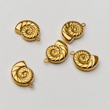 Zawieszka ze stali chirurgicznej muszla ślimaka w kolorze złotym 15mm PVD