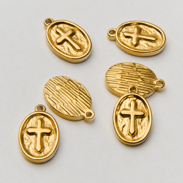 Zawieszka ze stali chirurgicznej krzyż w owalu w kolorze złotym 16,5mm PVD