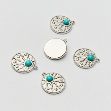 Zawieszka ze stali chirurgicznej słońce z turkusem w kolorze srebrnym 15mm