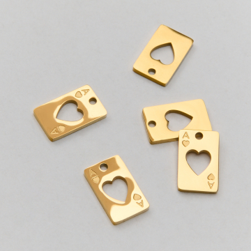 Zawieszka ze stali chirurgicznej karta AS kier w kolorze złotym 14mm PVD