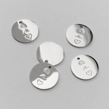 Zawieszka ze stali chirurgicznej z delikatnym grawerem słońca, fali i miłości w kolorze srebrnym  15mm
