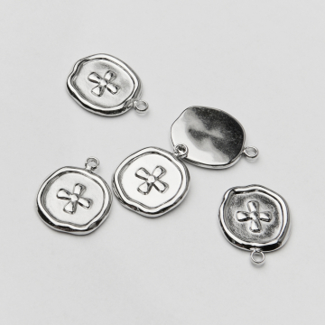 Zawieszka ze stali chirurgicznej krzyż maltański w kolorze srebrnym 14,5mm