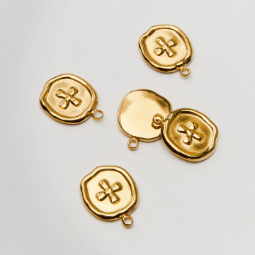 Zawieszka ze stali chirurgicznej krzyż maltański w kolorze złotym 14,5mm PVD