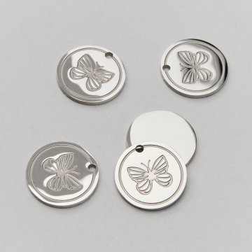 Zawieszka ze stali chirurgicznej kółko z grawerem motylka w kolorze srebrnym 15mm