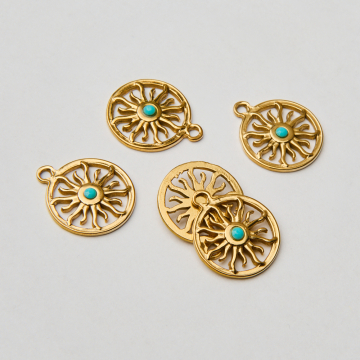 Zawieszka ze stali chirurgicznej słońce z turkusem w kolorze złotym 18mm PVD