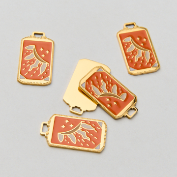 Emaliowana zawieszka ze stali chirurgicznej karta tarota palące słońce w kolorze złotym 25,5mm PVD