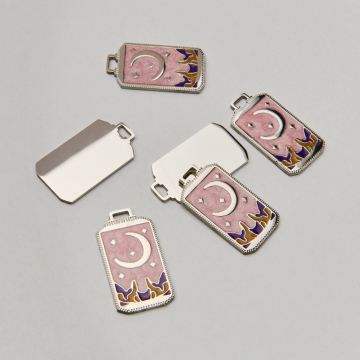 Emaliowana zawieszka ze stali chirurgicznej karta tarota księżyc na różowym tle w kolorze srebrnym 25,5mm