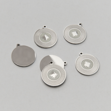 Emaliowana zawieszka ze stali chirurgicznej róża wiatrów na białym tle w kolorze srebrnym 14,5mm