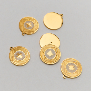 Emaliowana zawieszka ze stali chirurgicznej róża wiatrów na białym tle w kolorze złotym 14,5mm PVD