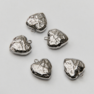 Zawieszka ze stali chirurgicznej serce pełne gniecione w kolorze srebrnym 13,5mm