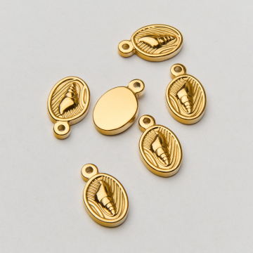 Zawieszka ze stali chirurgicznej muszelka w owalu w kolorze złotym 17mm PVD