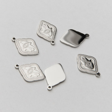 Zawieszka ze stali chirurgicznej ręka Fatimy w kolorze srebrnym 16mm